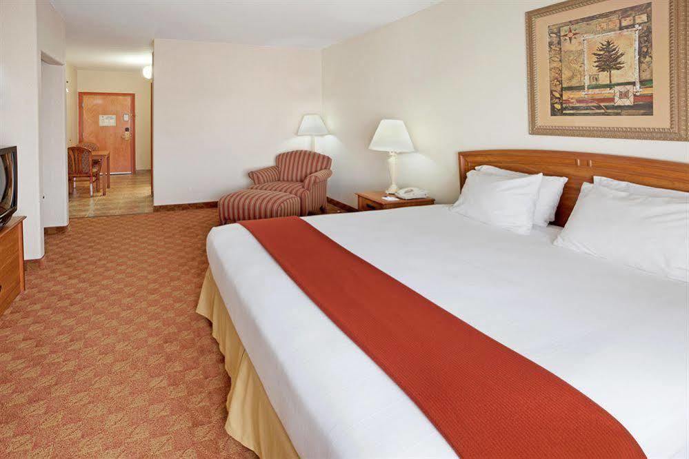Holiday Inn Express Hotel And Suites Brownsville By Ihg Экстерьер фото